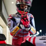 Marc Marquez enfile ses gants dans le paddock