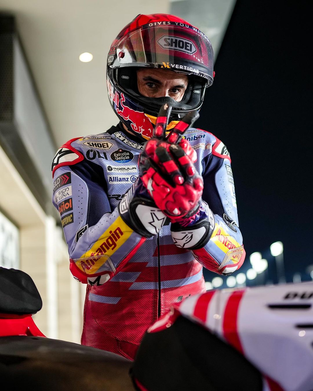 Marc Marquez enfile ses gants dans le paddock