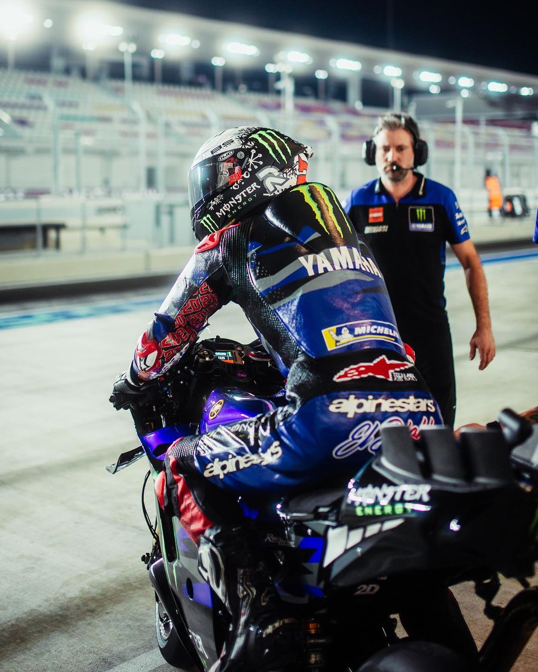 Fabio Quartararo au guidon de sa Yamaha M1 dans le paddock